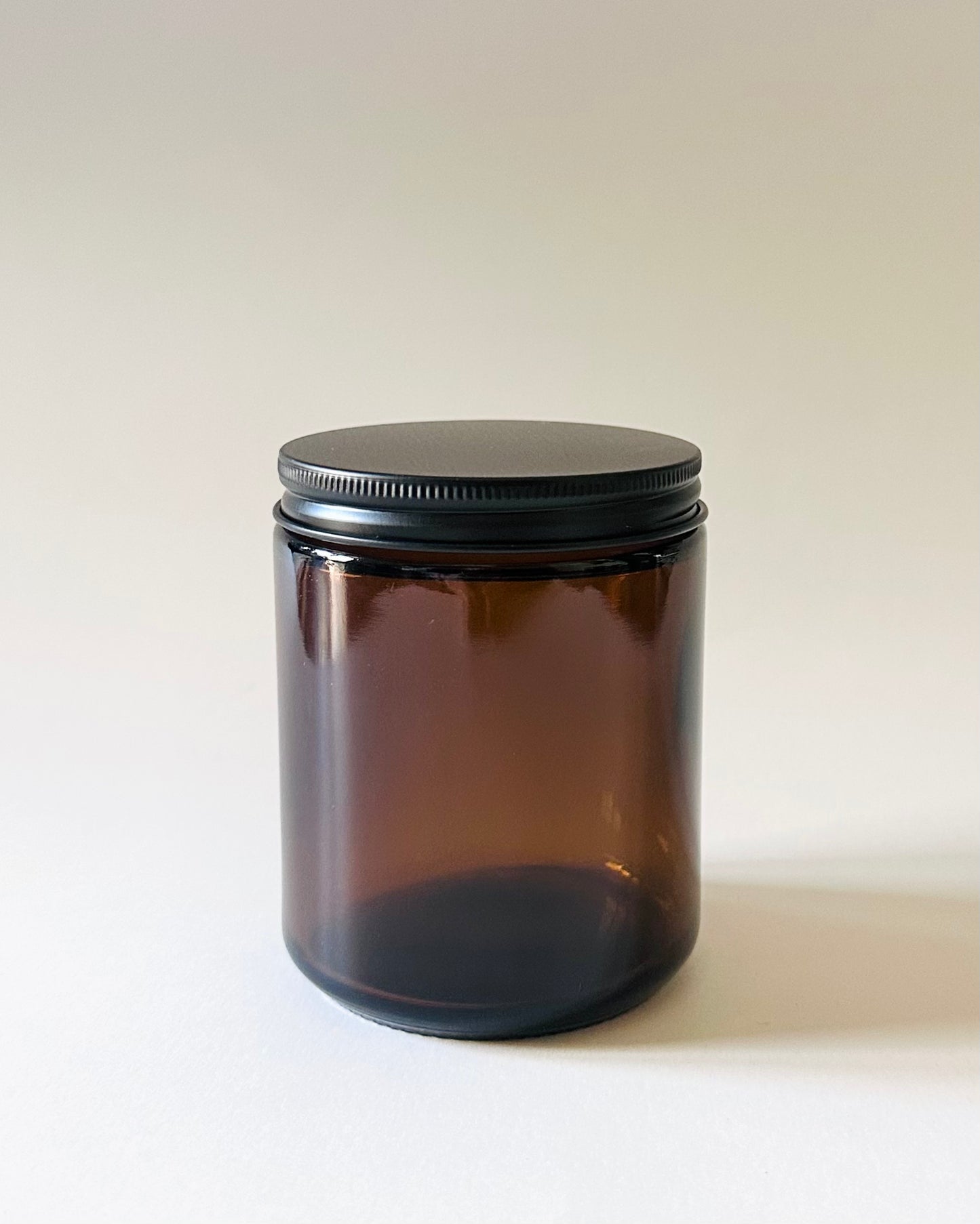 Braon tegla sa crnim poklopcem za sveće 25cl